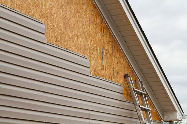 Professional Vinyl Siding technician working in Arendtsville, PA
